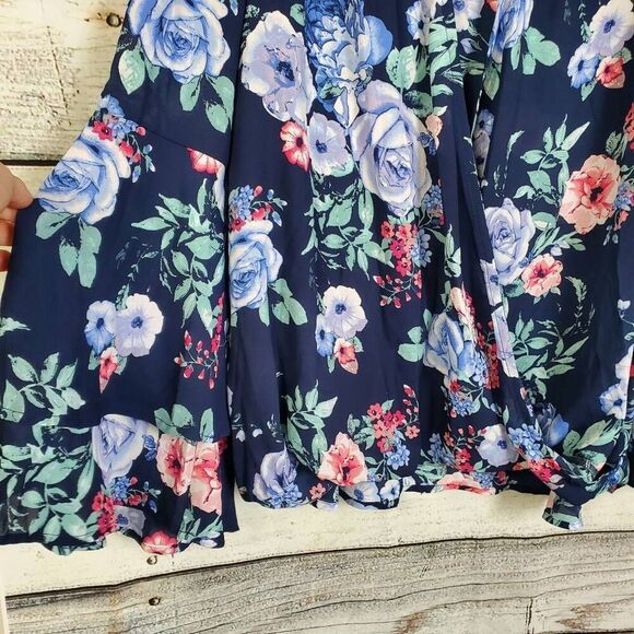 NWT C Brand Women’s 1X Navy Blue Floral Boho Blouse Bell Sleeve Tie Front Plus S - Picture 3 of 9